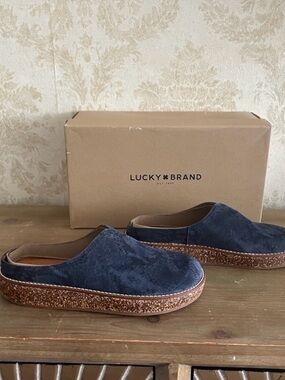 BNWT Lucky Brand Navy Suede Platform Slip-On Clogs